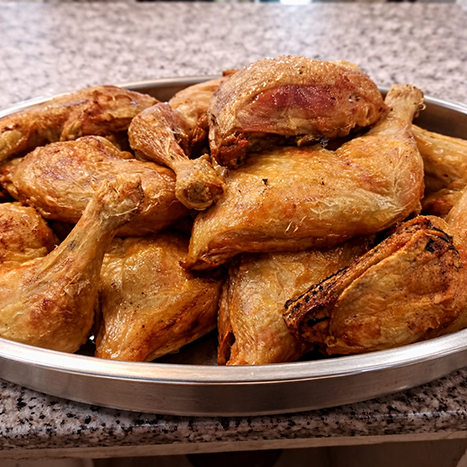 14Muslos de pollo asados en plato